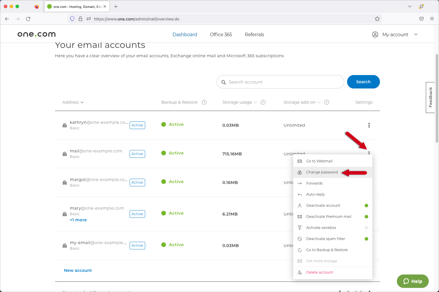 Visão geral da administração de e-mail no Painel de Controle, mostrando uma lista de contas de e-mail. Uma seta aponta para os três pontinhos e outra seta destaca a opção “Alterar senha” no menu suspenso.