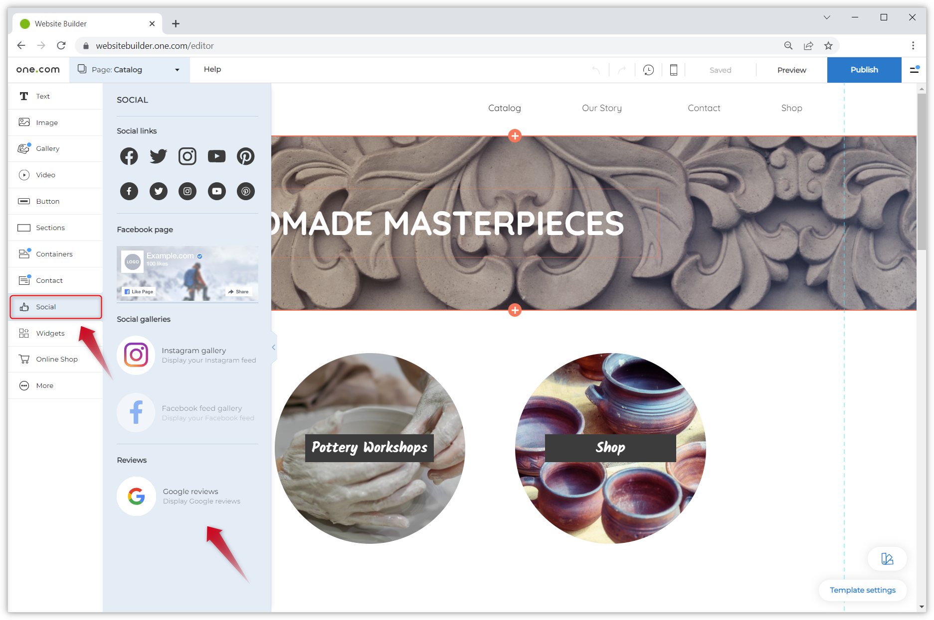 Setas vermelhas apontando para a guia 'Social' e o Widget 'Google Reviews' no editor do Website Builder para adicionar o Widget Google Reviews.