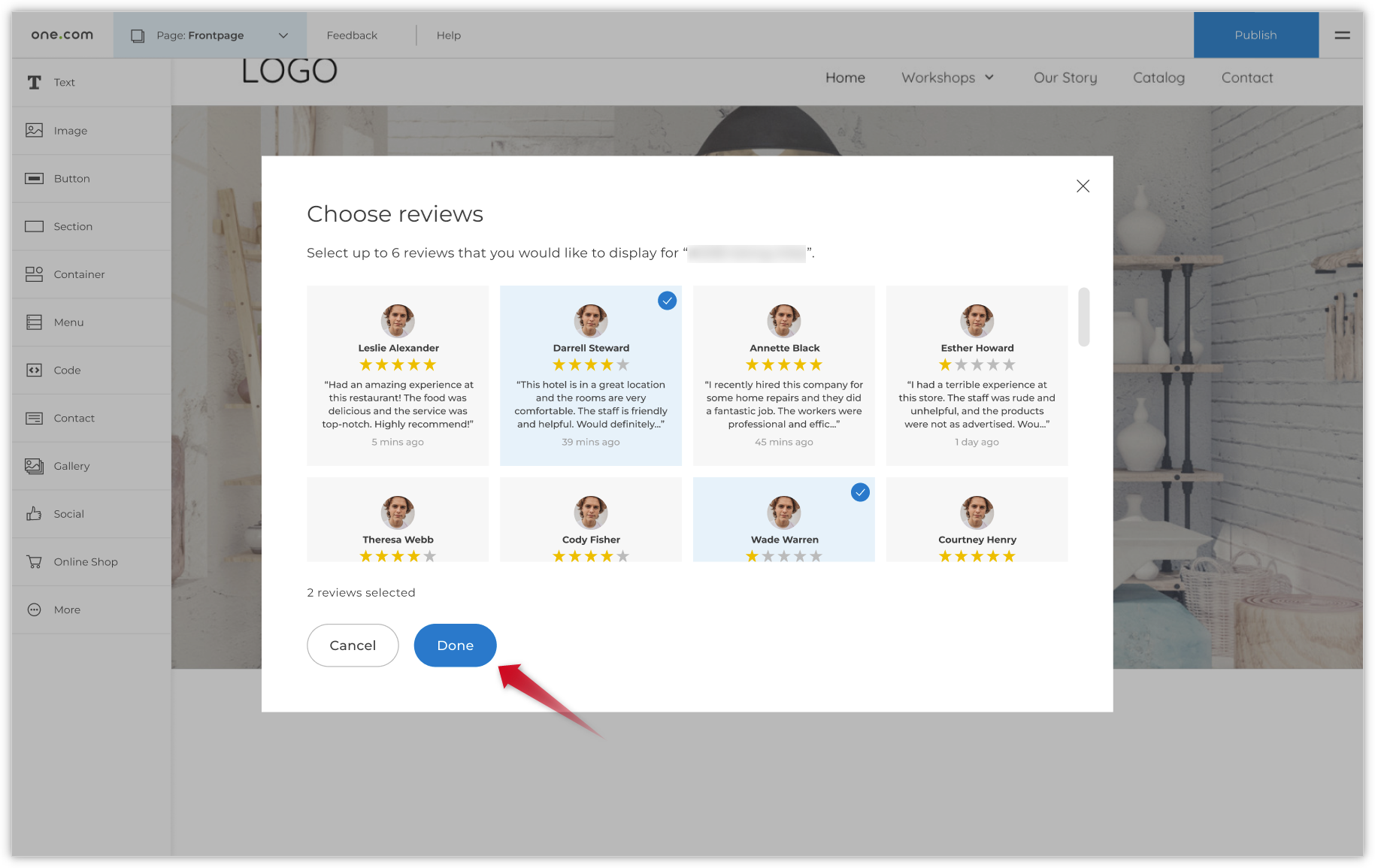 Pop-up mostrando avaliações disponíveis com uma seta vermelha apontando para o botão "Concluído" para adicionar avaliações ao seu site.