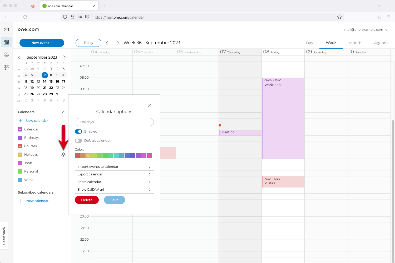 Screenshot van de one.com Kalender in Webmail, met een rode pijl naar het tandwiel-pictogram naast een kalender, om de Kalender-opties te openen