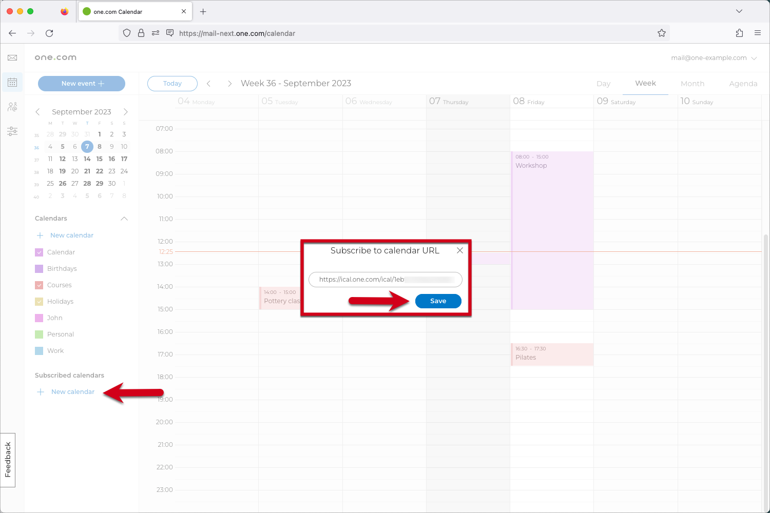 Screenshot van de one.com Kalender in Webmail, met een rode pijl die wijst naar + Nieuwe kalender onder Geabonneerde kalenders, een kader markeert het URL-veld onder Abonneren op Kalender-URL en een andere rode pijl die naar de knop Opslaan wijst.