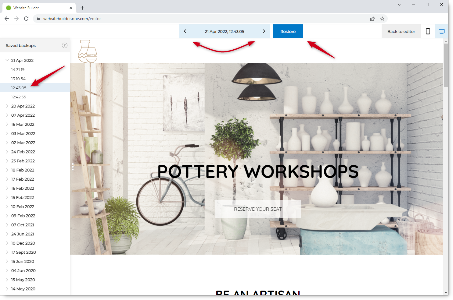 Captura de pantalla del editor de Website Builder con flechas rojas que apuntan a la fecha seleccionada en el menú de la izquierda, flechas arriba para cambiar la fecha y el botón "Restaurar".