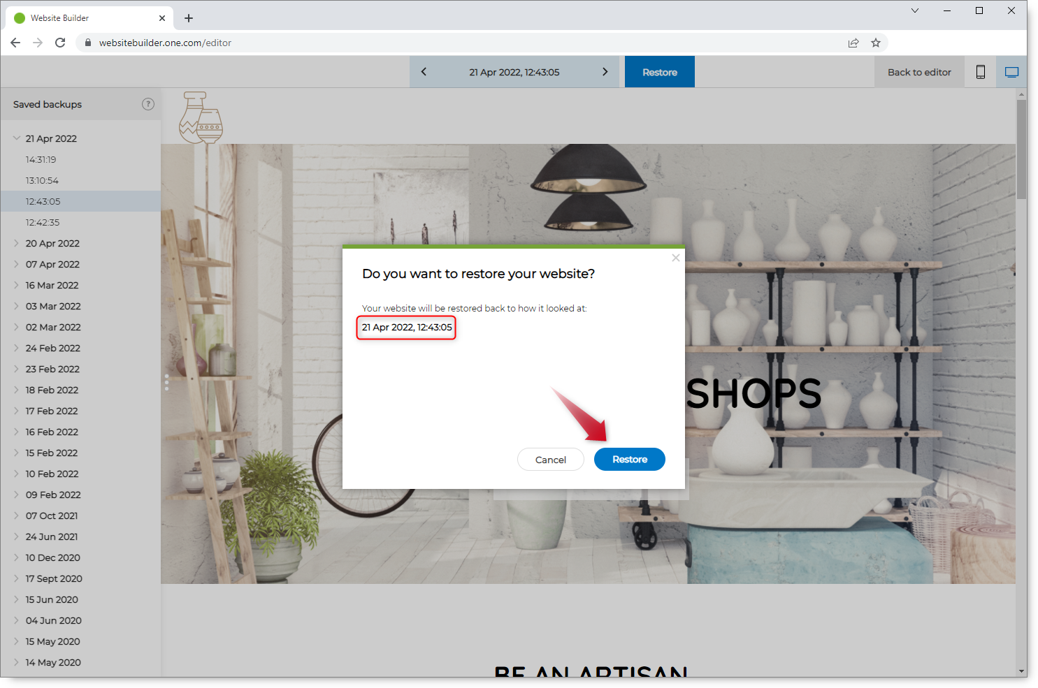 Captura de pantalla del editor de Website Builder con una ventana emergente para confirmar la restauración. La fecha está resaltada y una flecha roja apunta al botón "Restaurar".