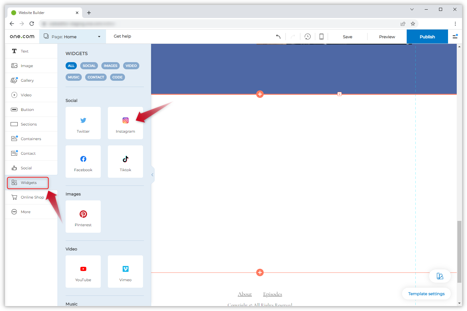 Capture d'écran de l'éditeur Website Builder avec deux flèches rouges. L'une pointe vers "Widgets" dans le menu à gauche et l'autre pointe vers la tuile Instagram.