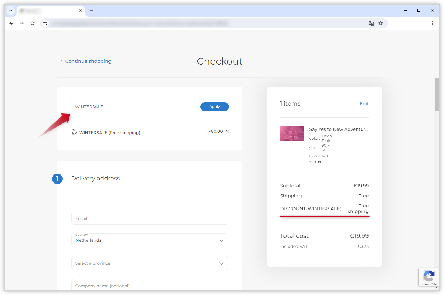 Captura de ecrã mostrando o checkout da Loja virtual. Uma seta vermelha aponta para o campo onde o cliente deve adicionar o código de desconto.