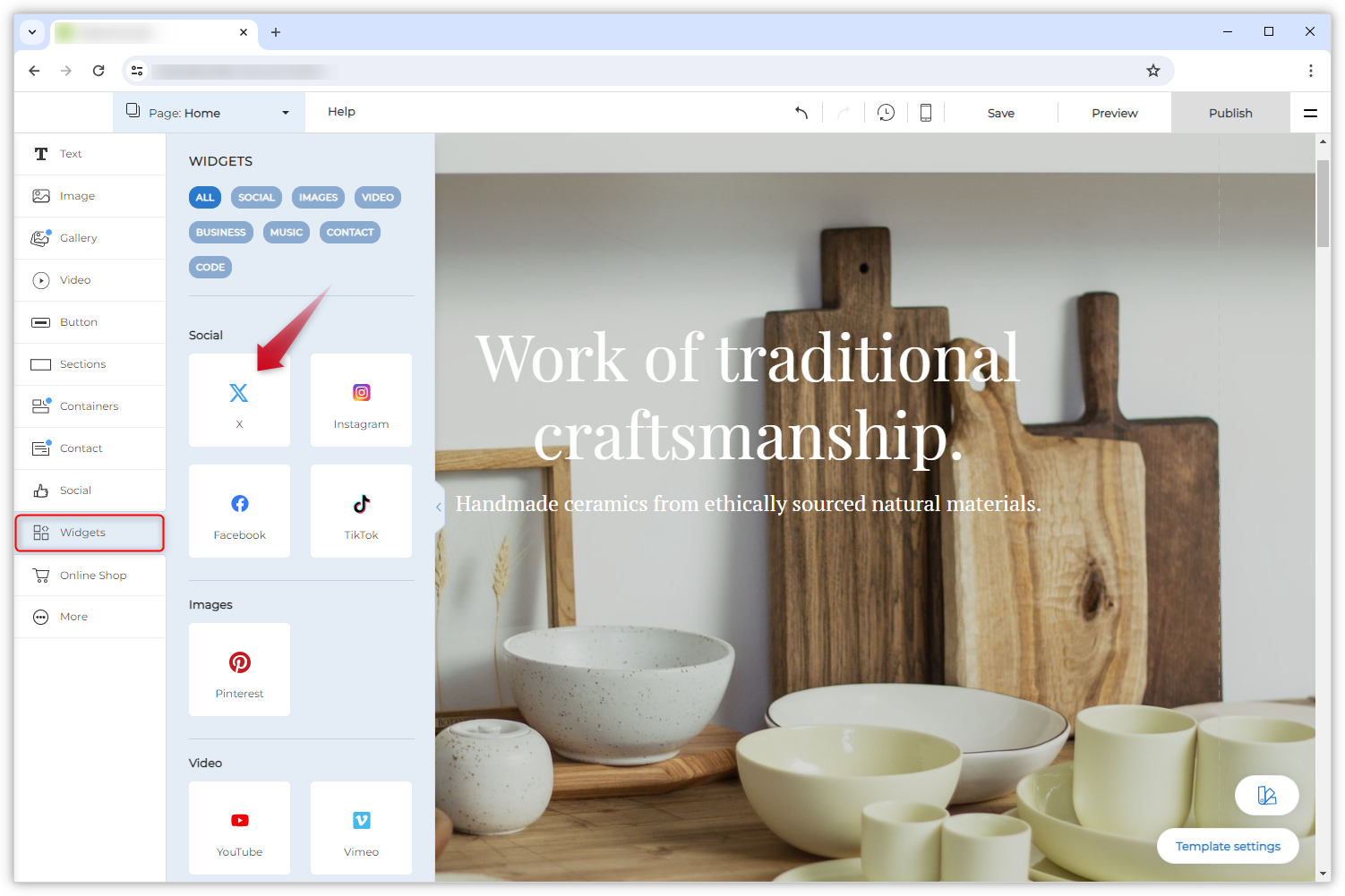 Captura de pantalla del editor de Website Builder con dos flechas rojas. Una señala "Widgets" en el menú de la izquierda y otra el mosaico "X".