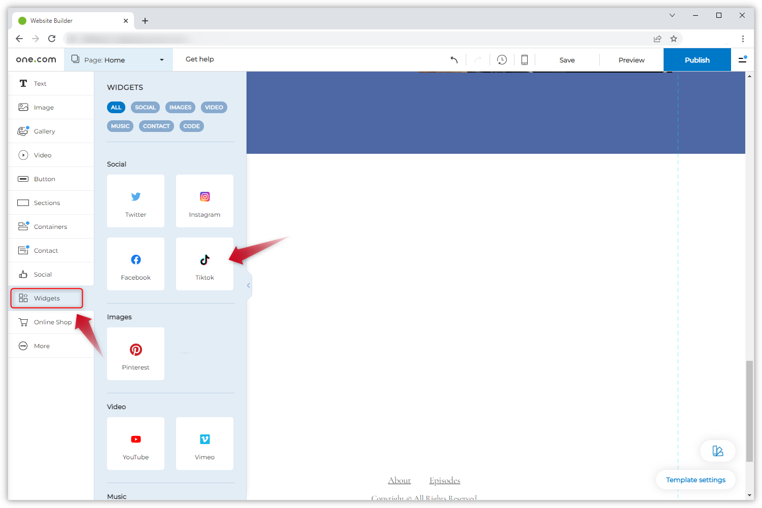 Captura de pantalla del editor de Website Builder con dos flechas rojas. Una apunta a "Widgets" en el menú de la izquierda y una apunta al mosaico de TikTok.