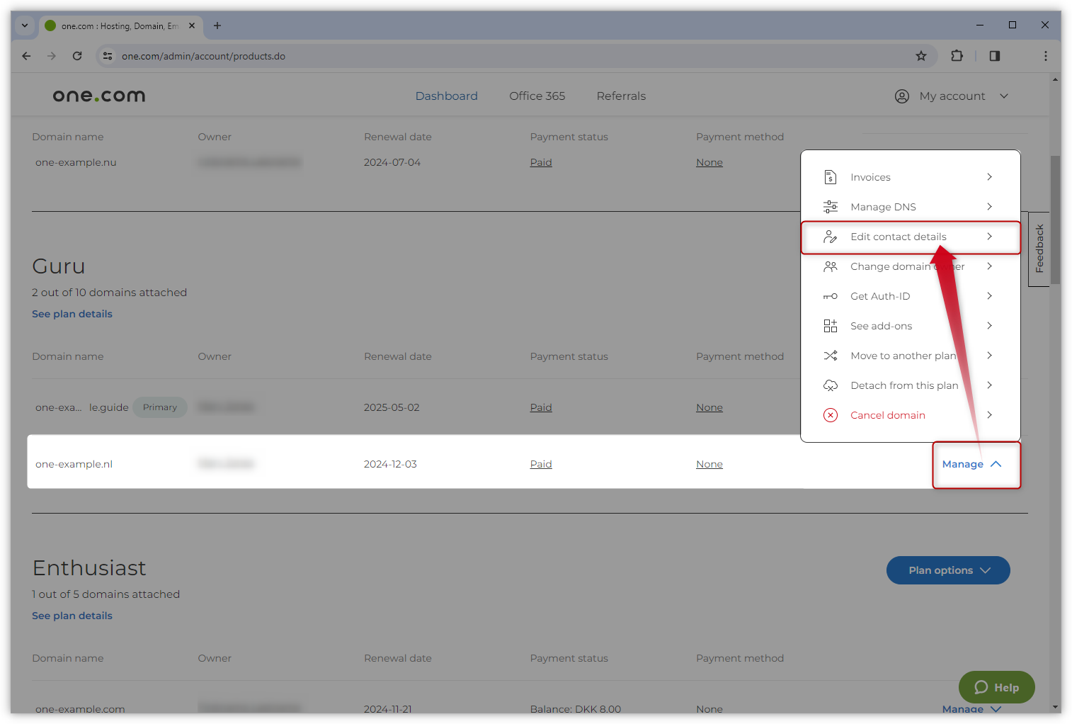 Der Screenshot der Produktseite im Kontrollpanel hebt "Verwalten" neben der Domain hervor, wobei ein roter Pfeil im Dropdown-Menü auf "Kontaktdaten bearbeiten" verweist.