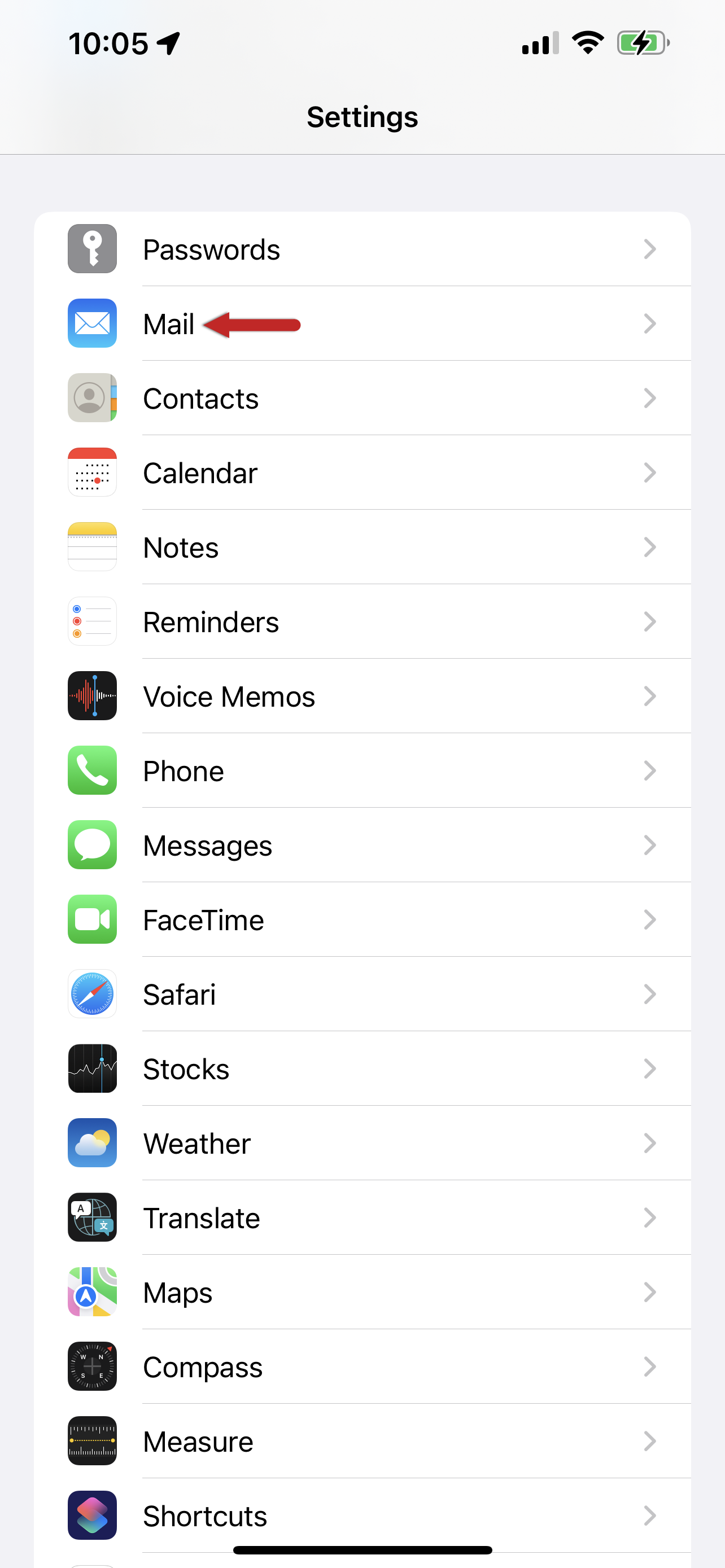 Captura de tela da lista de aplicativos do iPhone com uma seta vermelha apontando para o Mail.