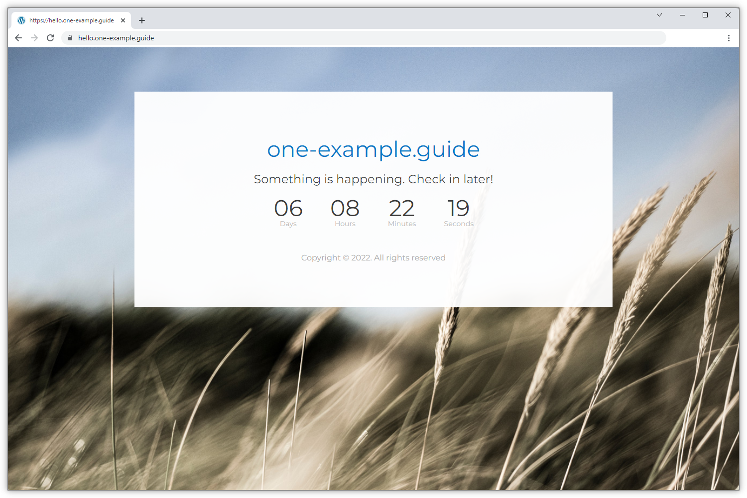 Skärmbild av sidan för underhållsläge med domännamnet och meddelandet: "Något händer. Kolla in senare!".