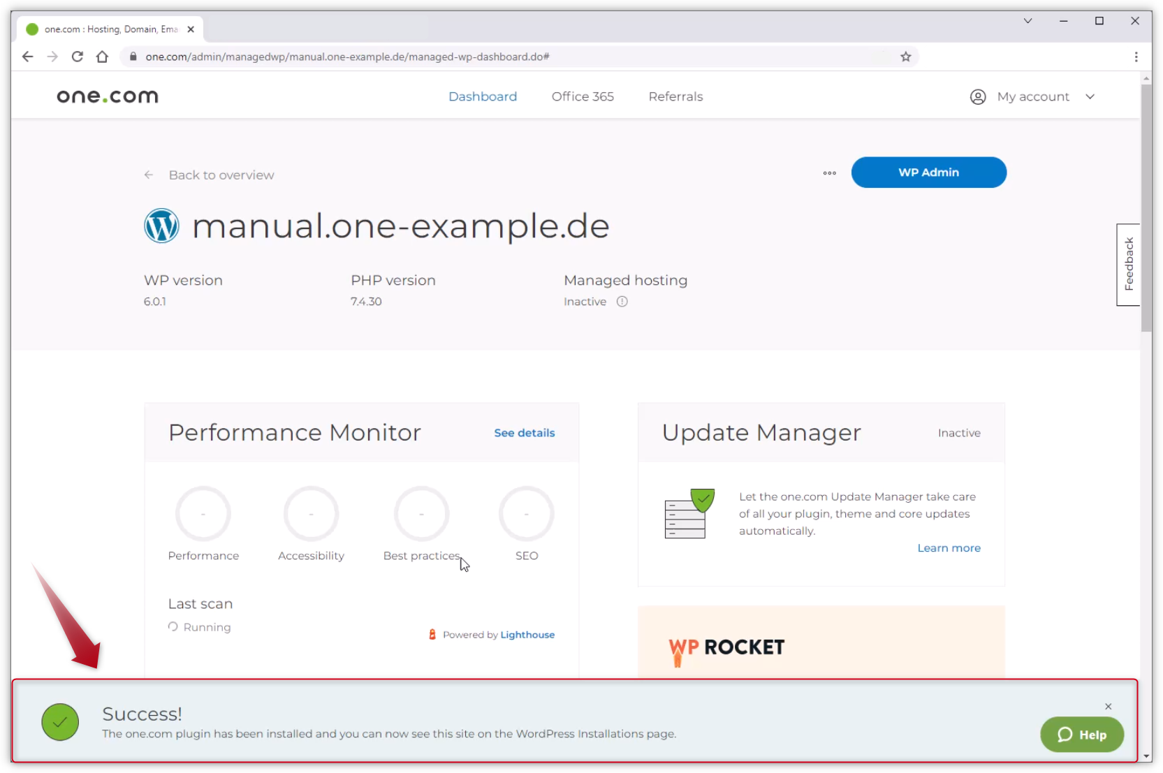 En skärmbild av WordPress-instrumentpanelen visar en röd pil som pekar på bekräftelsemeddelandet längst ner.