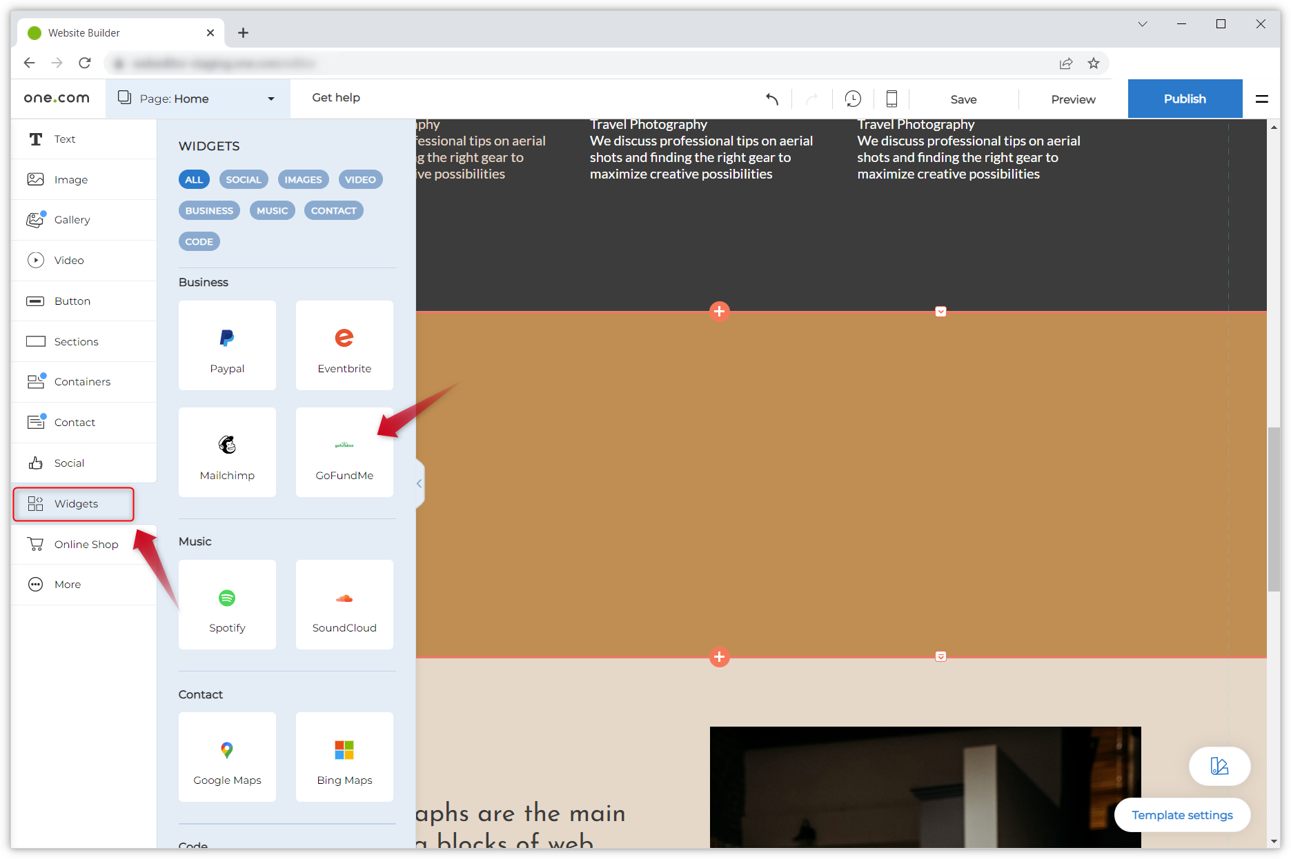 Capture d'écran de l'éditeur Website Builder et deux flèches rouges. L'une pointe vers "Widgets" dans le menu à gauche et l'autre pointe vers le carreau GoFundMe.
