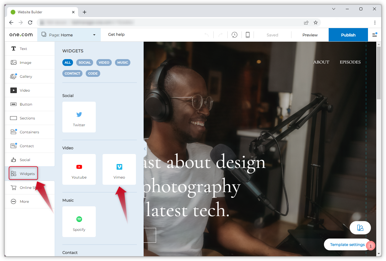 Kuvakaappaus Website Builder -editorista, jossa on kaksi punaista nuolta. Toinen osoittaa "Widgetit" vasemmassa valikossa ja toinen osoittaa Vimeo-laattaa.