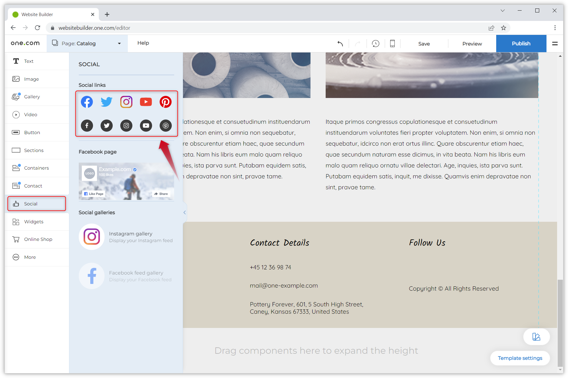 Screenshot van de Website Builder-editor met het linkermenu geopend op de sociale media-opties. Een rode pijl wijst naar de component met de sociale media-iconen.