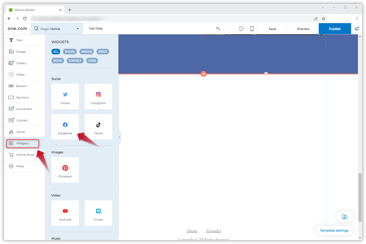 Captura de tela do editor do Website Builder com duas setas vermelhas. Uma aponta para "Widgets" no menu à esquerda e outra aponta para o bloco "Facebook".