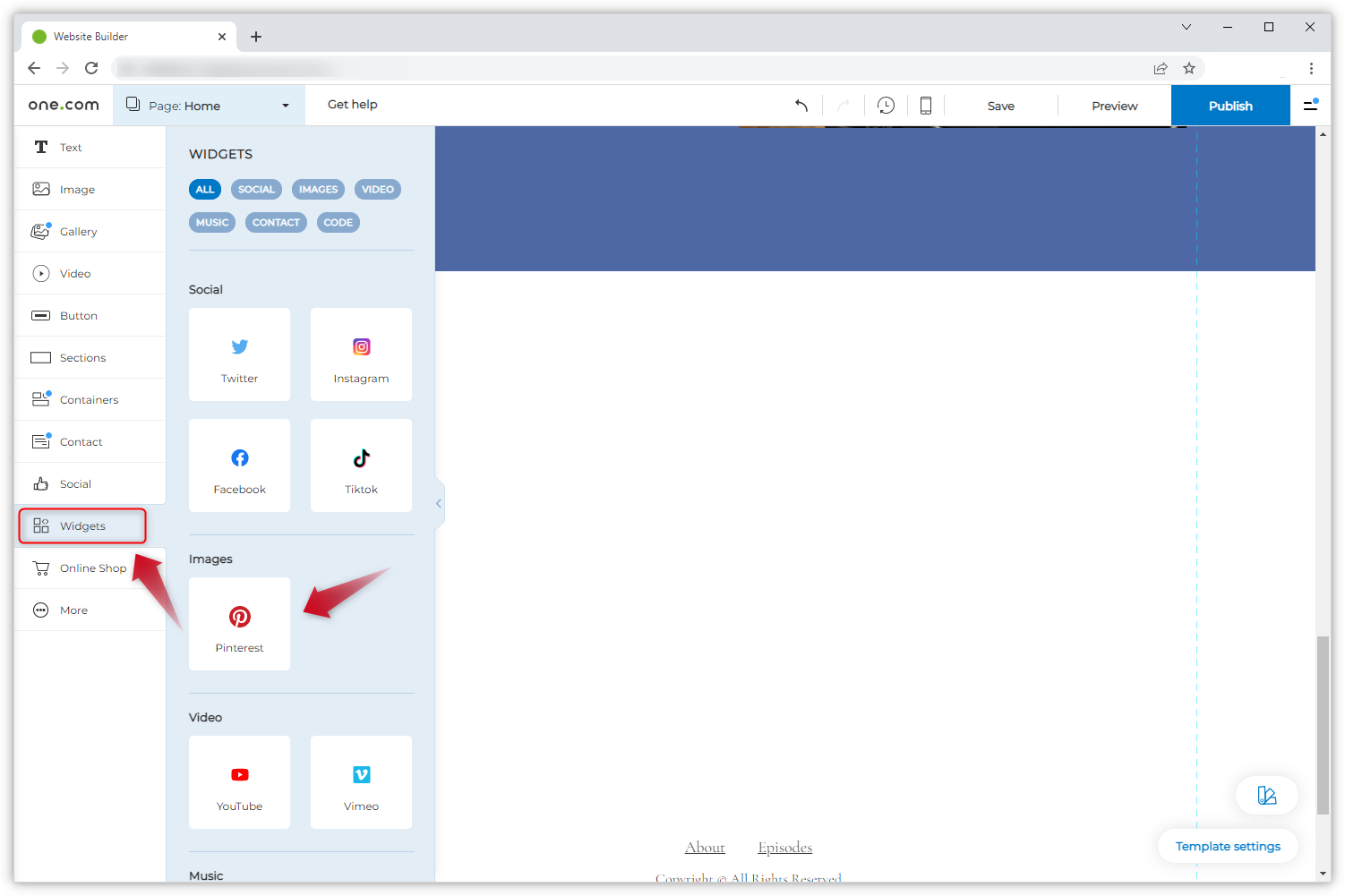 Captura de pantalla del editor de Website Builder con dos flechas rojas. Una apunta a "Widgets" en el menú de la izquierda y una apunta al mosaico de Pinterest.