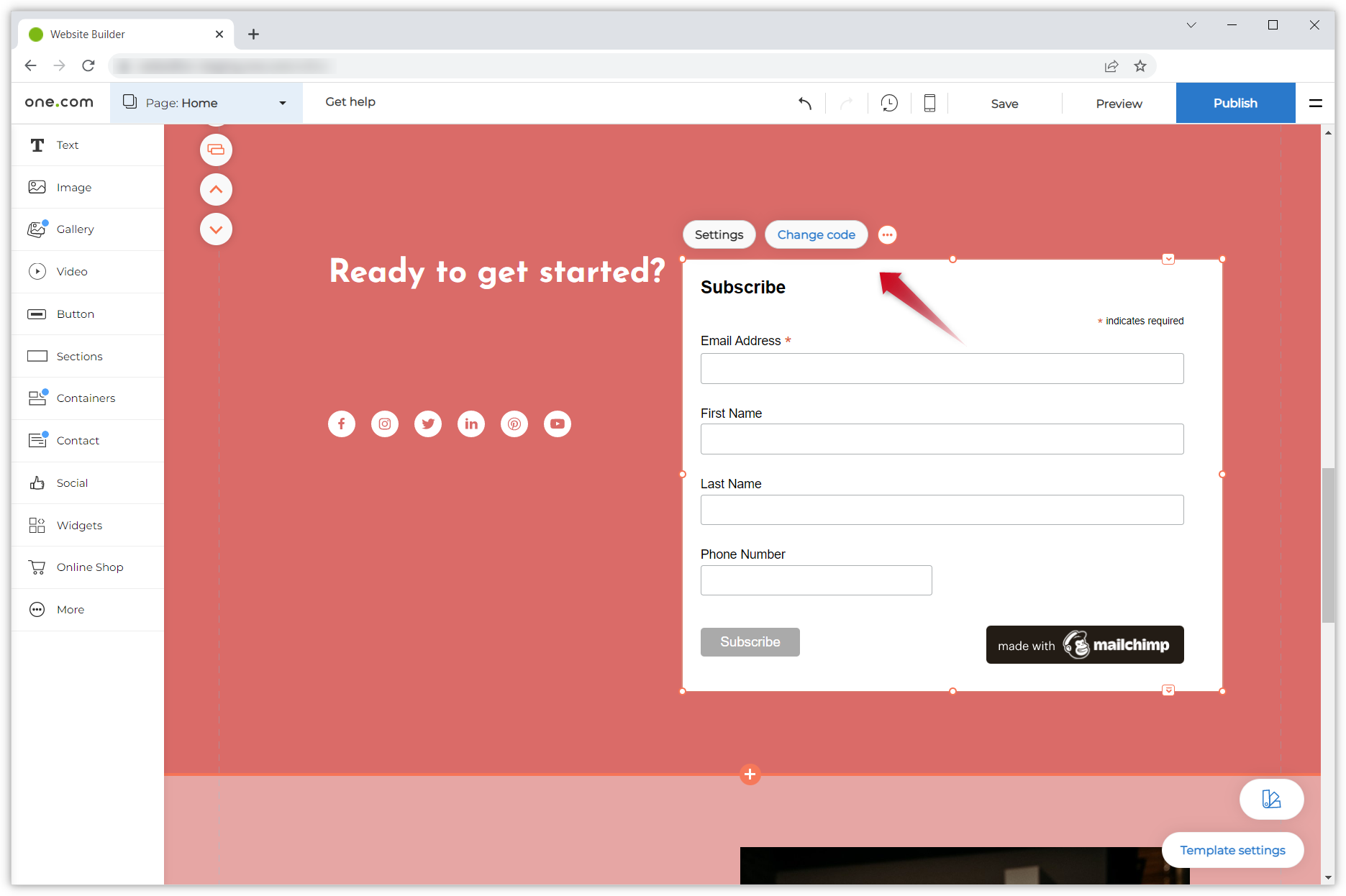 Screenshot der Mailchimp-Komponente im Editor und ein roter Pfeil, der auf den Button 'Code ändern' zeigt.