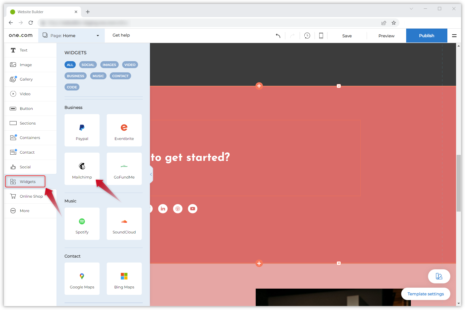 Screenshot des Homepage-Baukasten-Editors und zwei rote Pfeile. Einer verweist auf „Widgets“ im Menü auf der linken Seite und einer auf die Mailchimp-Kachel.