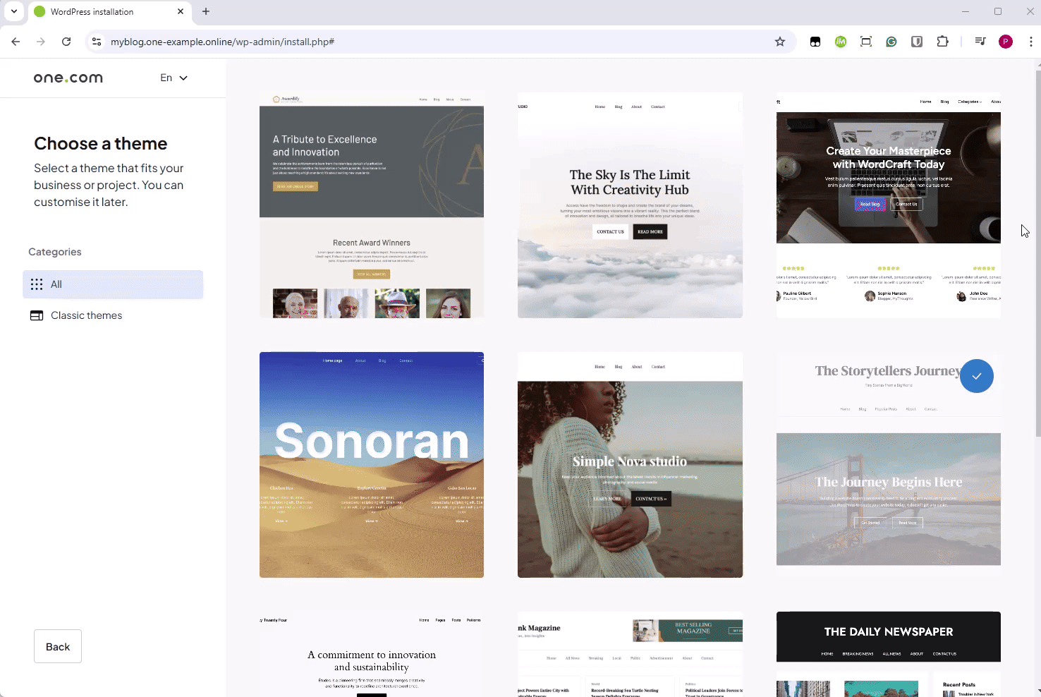 GIF animado que muestra un cursor haciendo clic en los pasos descritos anteriormente para seleccionar un tema.