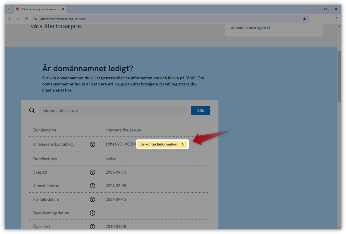 Uno screenshot delle informazioni pubbliche relative al dominio selezionato. Una freccia indica il pulsante "Visualizza informazioni di contatto".