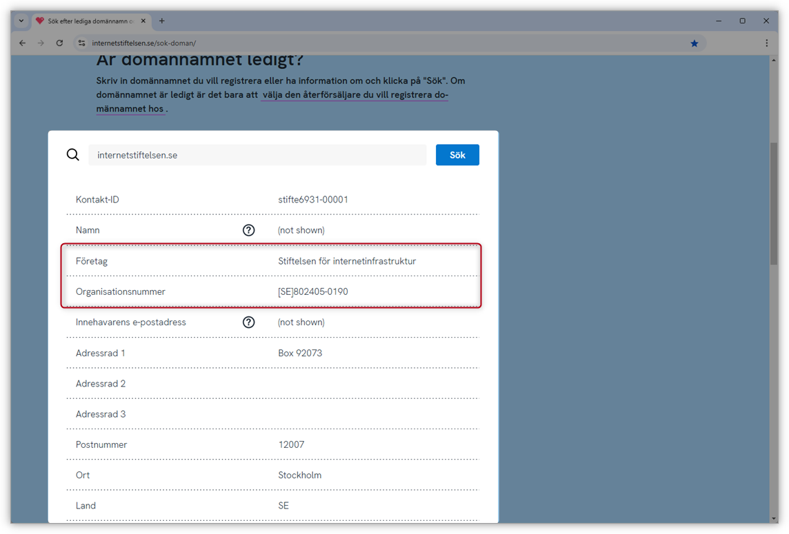 Ein Screenshot der öffentlichen Informationen für die ausgewählte Domain. Ein rotes Quadrat hebt die Unternehmensangaben hervor.