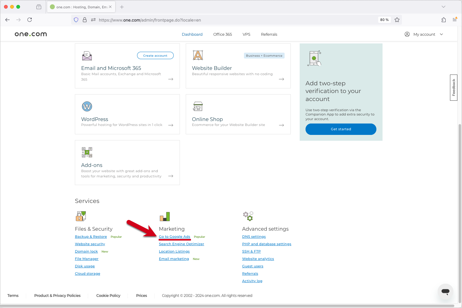 Der Screenshot zeigt das Dashboard des Kontrollpanels. Ein roter Pfeil zeigt auf „Zu Google Ads wechseln“ unter Marketing.