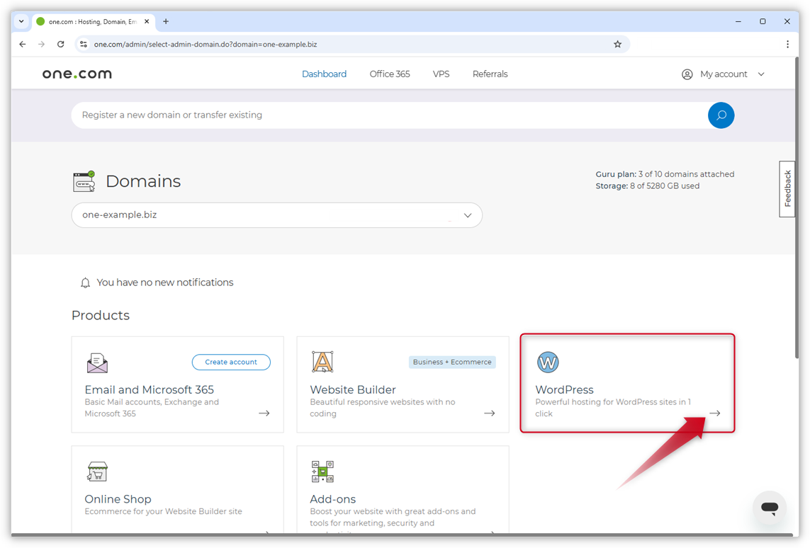 Une capture d'écran du panneau de contrôle one.com montre une flèche rouge pointant vers le panneau WordPress.