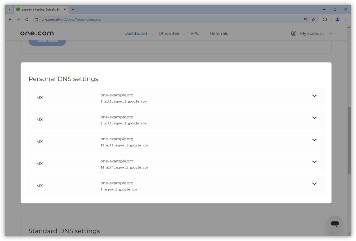 Captura de pantalla del Panel de Control de one.com, en la que se muestra el aspecto que tiene cuando se añaden todos los registros MX en la configuración de DNS personal.