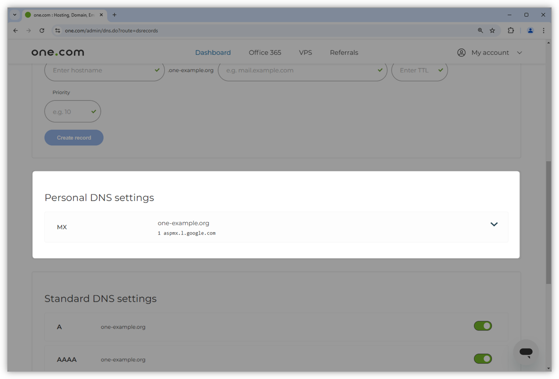 Skærmbillede af one.com-kontrolpanelet, der fremhæver, hvordan det ser ud, når en personlig DNS-indstilling tilføjes.