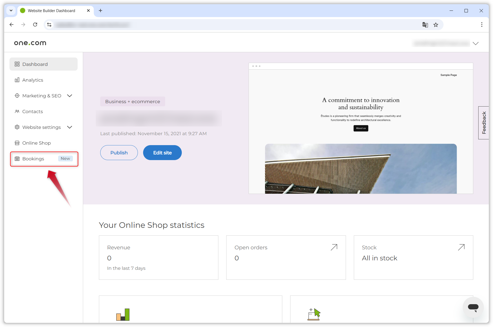 Captura de pantalla del panel de control del Website Builder. Una flecha roja señala la pestaña Reservas en el menú de la derecha.