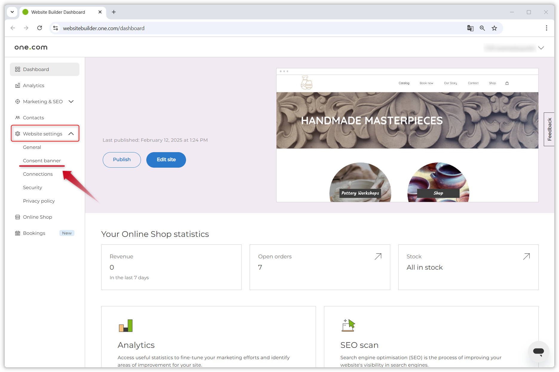 Der Screenshot zeigt das Dashboard des Homepage-Baukastens. Ein roter Rahmen markiert die Website-Einstellungen im Menü auf der linken Seite und ein roter Pfeil zeigt auf das Einwilligungsbanner im Dropdown-Menü darunter.