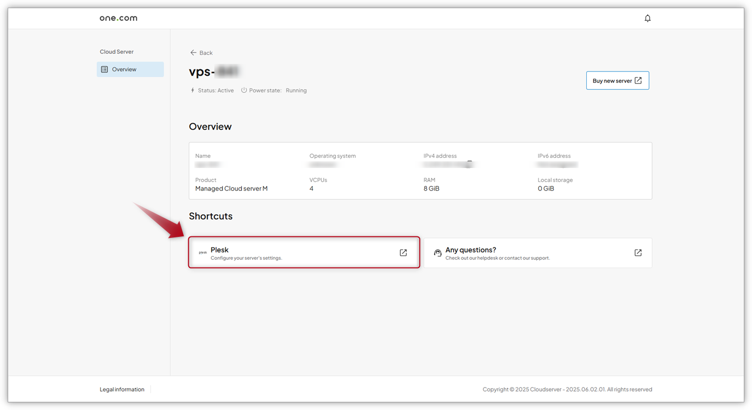 Screenshot van het VPS-dashboard met een pijl die naar de Plesk-snelkoppeling  wijst.