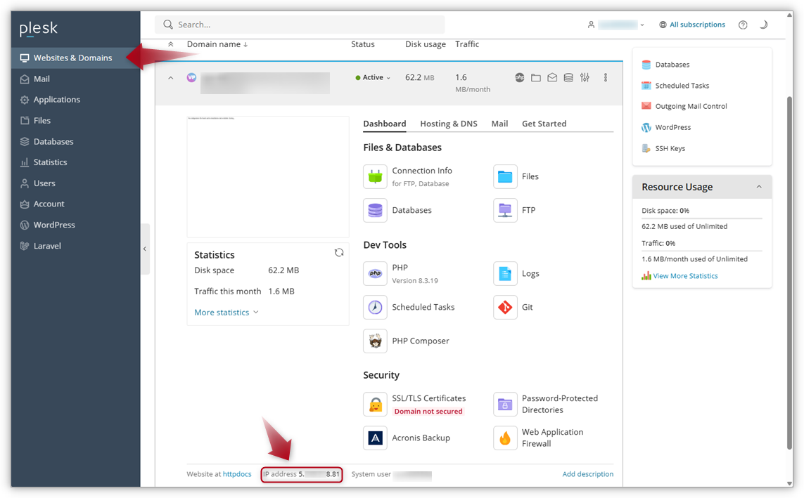 Captura de pantalla de Plesk donde las flechas apuntan a Sitioweb & Dominios y la dirección IP en la parte inferior.