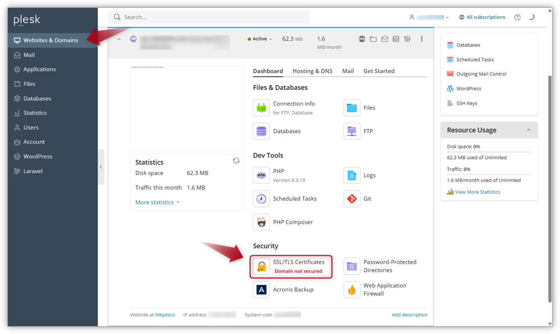 Skærmbillede af Plesk-dashboardet, hvor pile peger på Hjemmeside og Domæner og SSL/TLS-certifikater i bunden af siden.