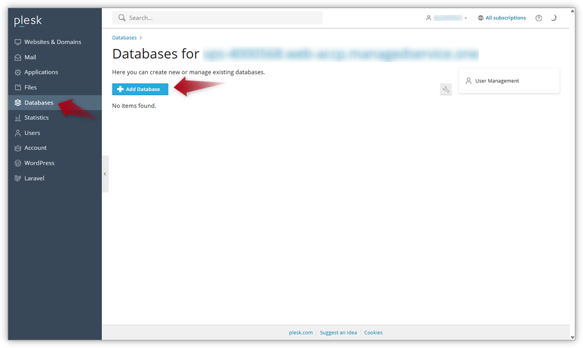 Screenshot von Plesk mit einem Pfeil, der auf Datenbanken zeigt, und einem weiteren Pfeil, der auf Datenbank hinzufügen zeigt.