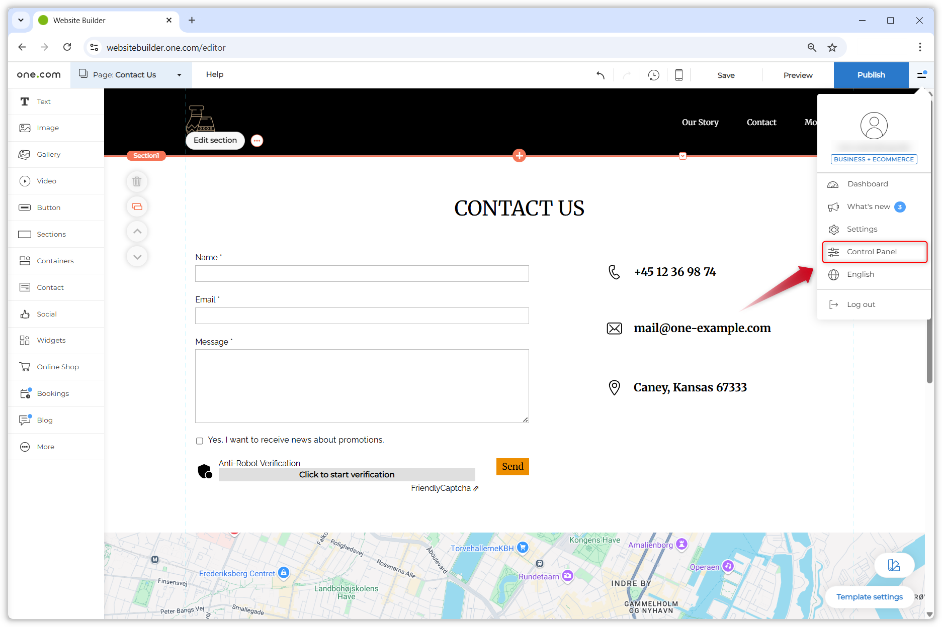 Skärmbild som visar inställningsmenyn i Website Builder-redigeraren. En röd pil pekar på alternativet 