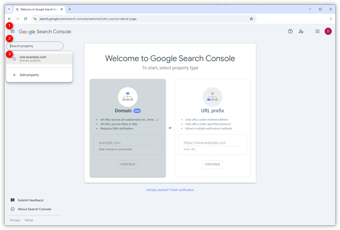 Skærmbillede af Google Search Console med trinene til at åbne et allerede tilføjet domæne markeret med nummererede prikker.