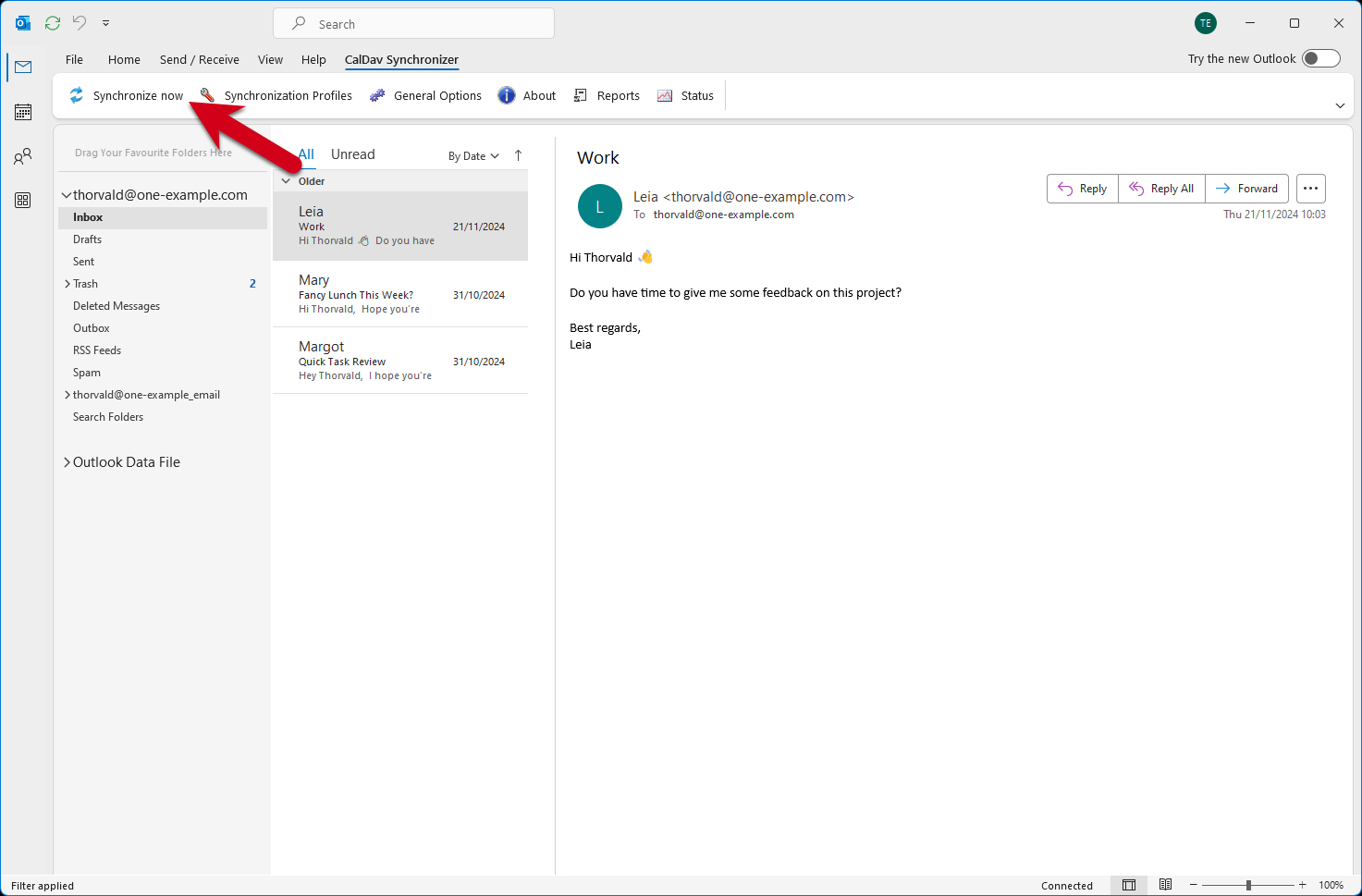 Screenshot with a red arrow pointing at the Synchronize now button in the CalDAV Synchronizer plugin in Outlook.