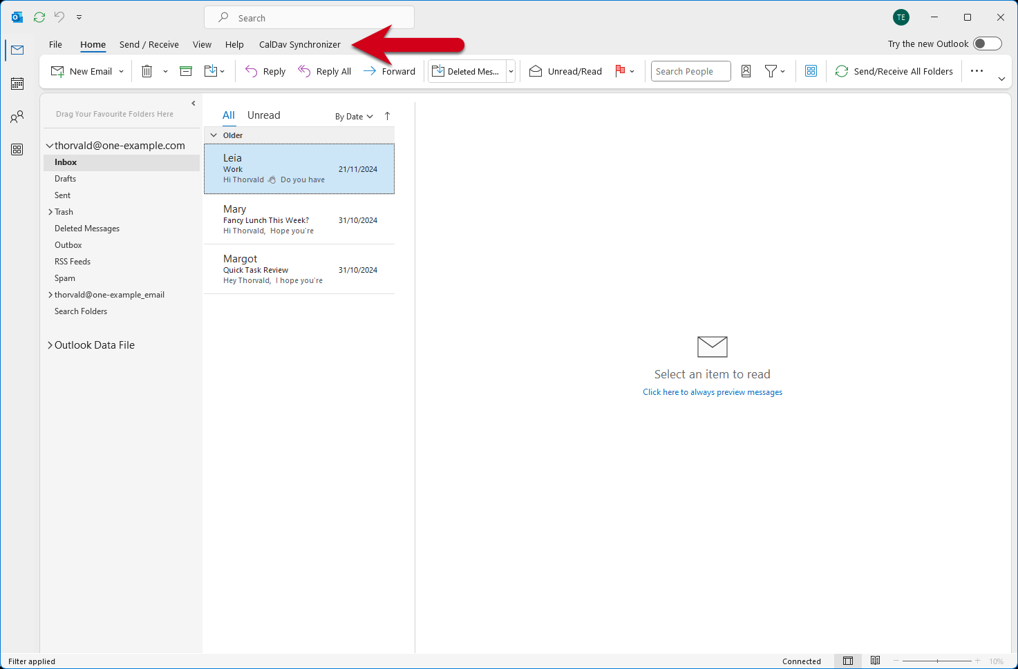 Skjermbilde med en rød pil som peker på fanen for CalDAV Synchronizer-pluginen i Outlook.