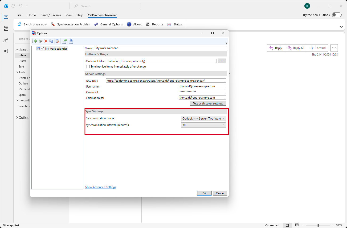 Captura de pantalla en la que se resaltan con un rectángulo rojo los ajustes de sincronización del complemento CalDAV Synchronizer en Outlook..