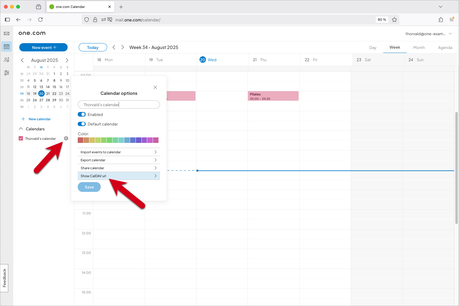 Capture d’écran avec une flèche rouge pointant vers la roue dentée et l’option « Afficher l’URL CalDAV » dans le Webmail.
