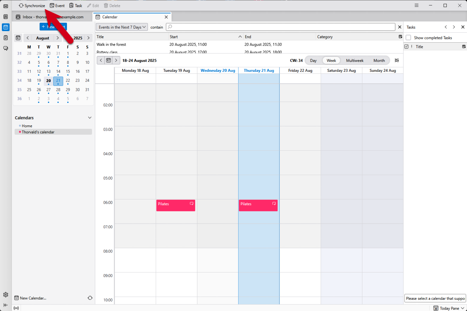 Screenshot of Thunderbird showing the calendar view. A red arrow points to the "Synchronize" button in the top left corner, which must be clicked to update the calendar.