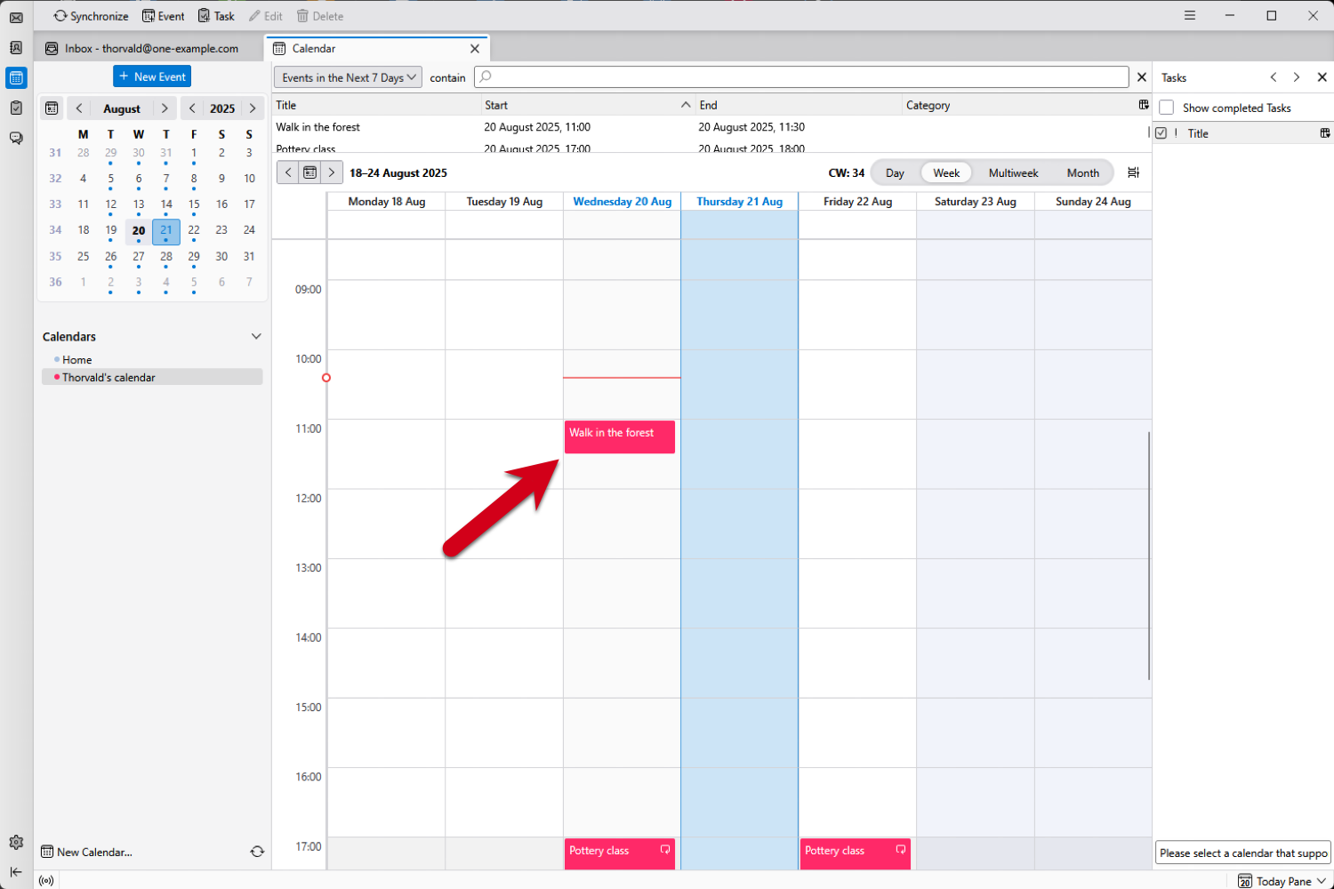 Screenshot of Thunderbird showing the calendar view. A red arrow points to the event created in Webmail, now visible in Thunderbird after synchronization.