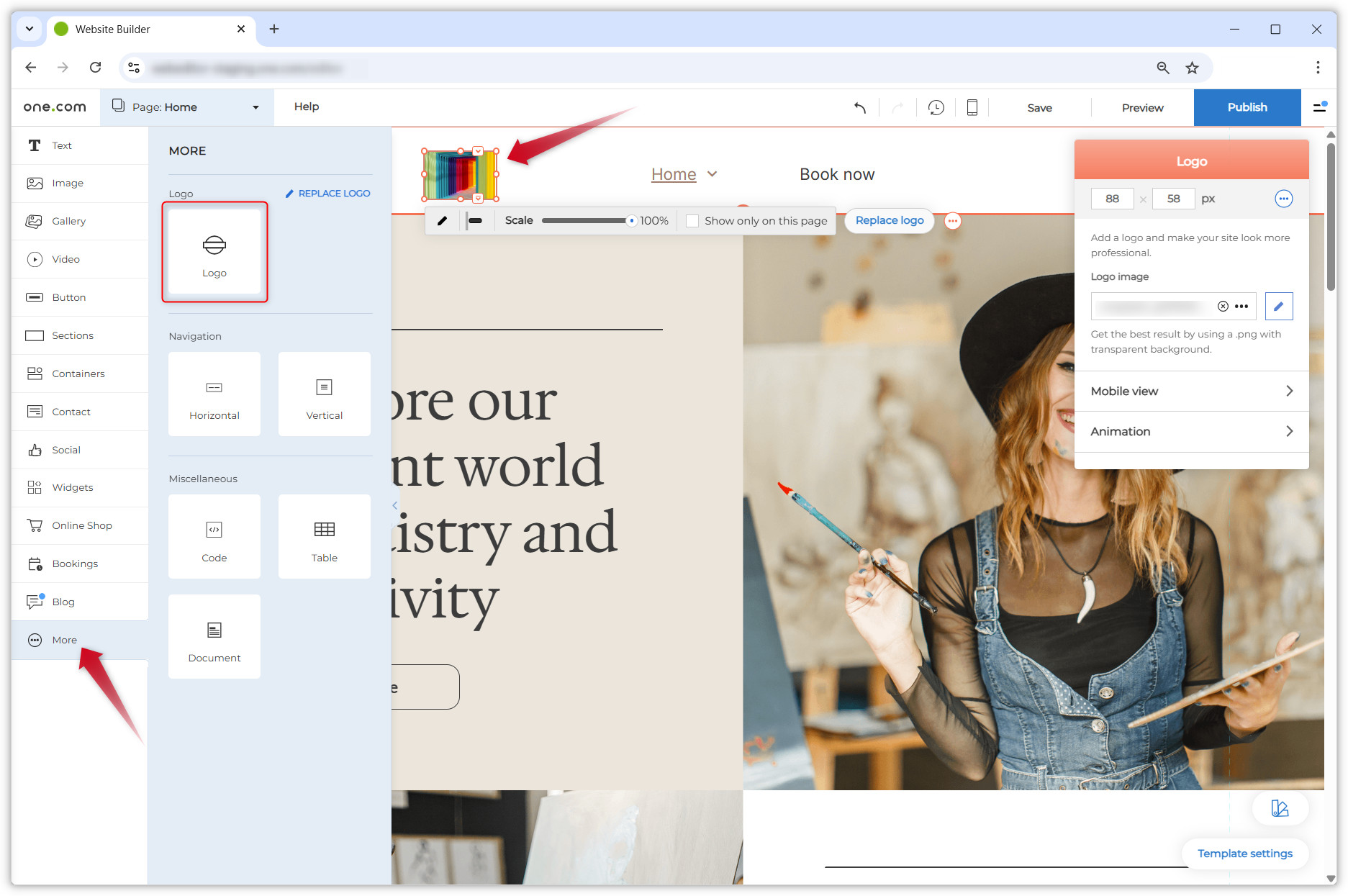 Screenshot che mostra l'area di lavoro di Website Builder. La scheda "Altro" nel menu a sinistra è aperta e c'è una cornice rossa attorno al componente logo. Sono visibili anche il pannello delle proprietà e il menu flottante per il logo inserito.