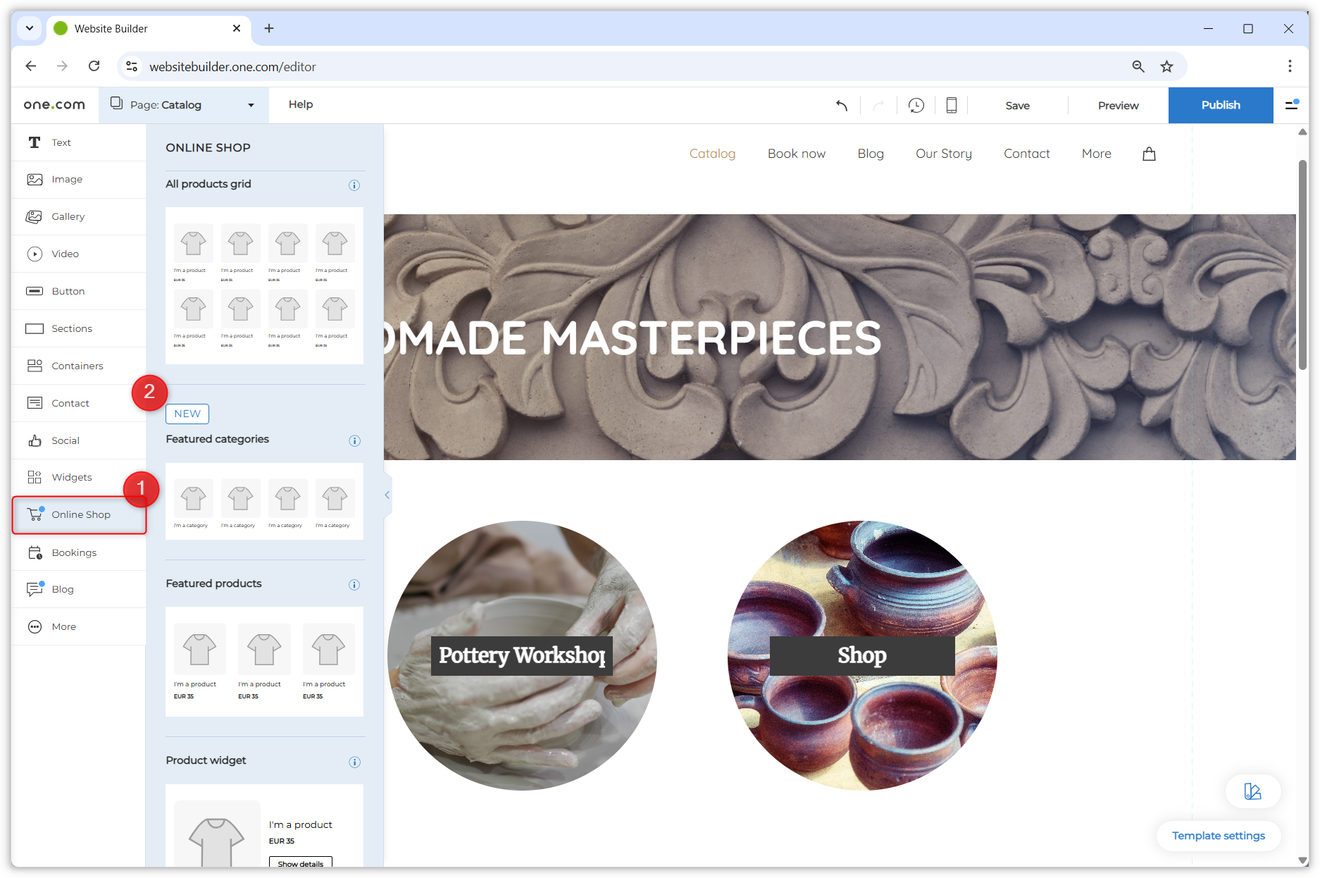Capture d’écran montrant l’éditeur Website Builder. Un point rouge avec le chiffre « 1 » pointe vers l’élément de menu de la boutique en ligne sur la gauche. Un point rouge avec le chiffre « 2 » pointe vers l’option « Catégories en vedette ».