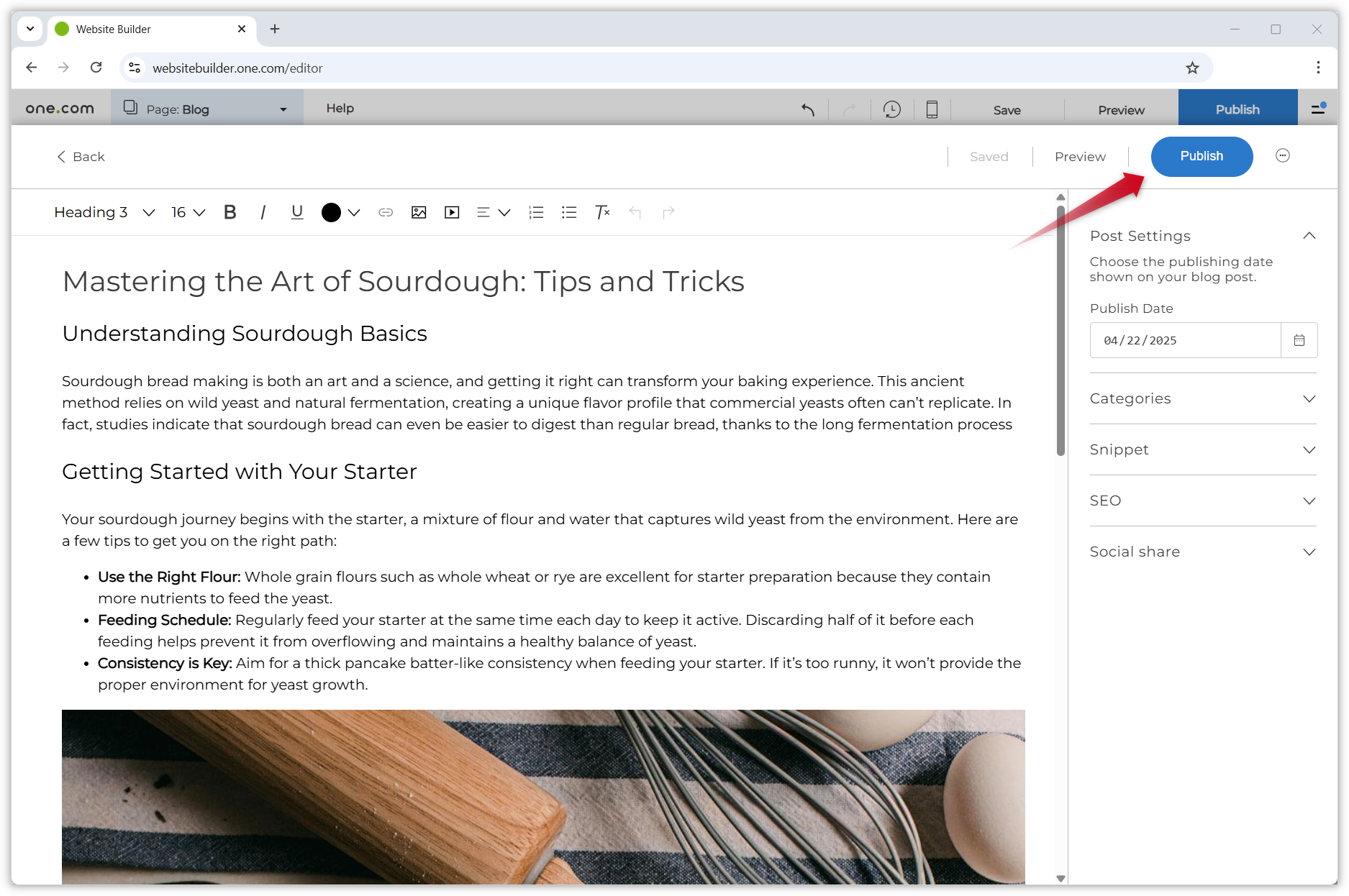 Screenshot van een bericht in de geopende blog-editor. Een rode pijl wijst naar de knop 'Publiceren' aan de rechterkant.