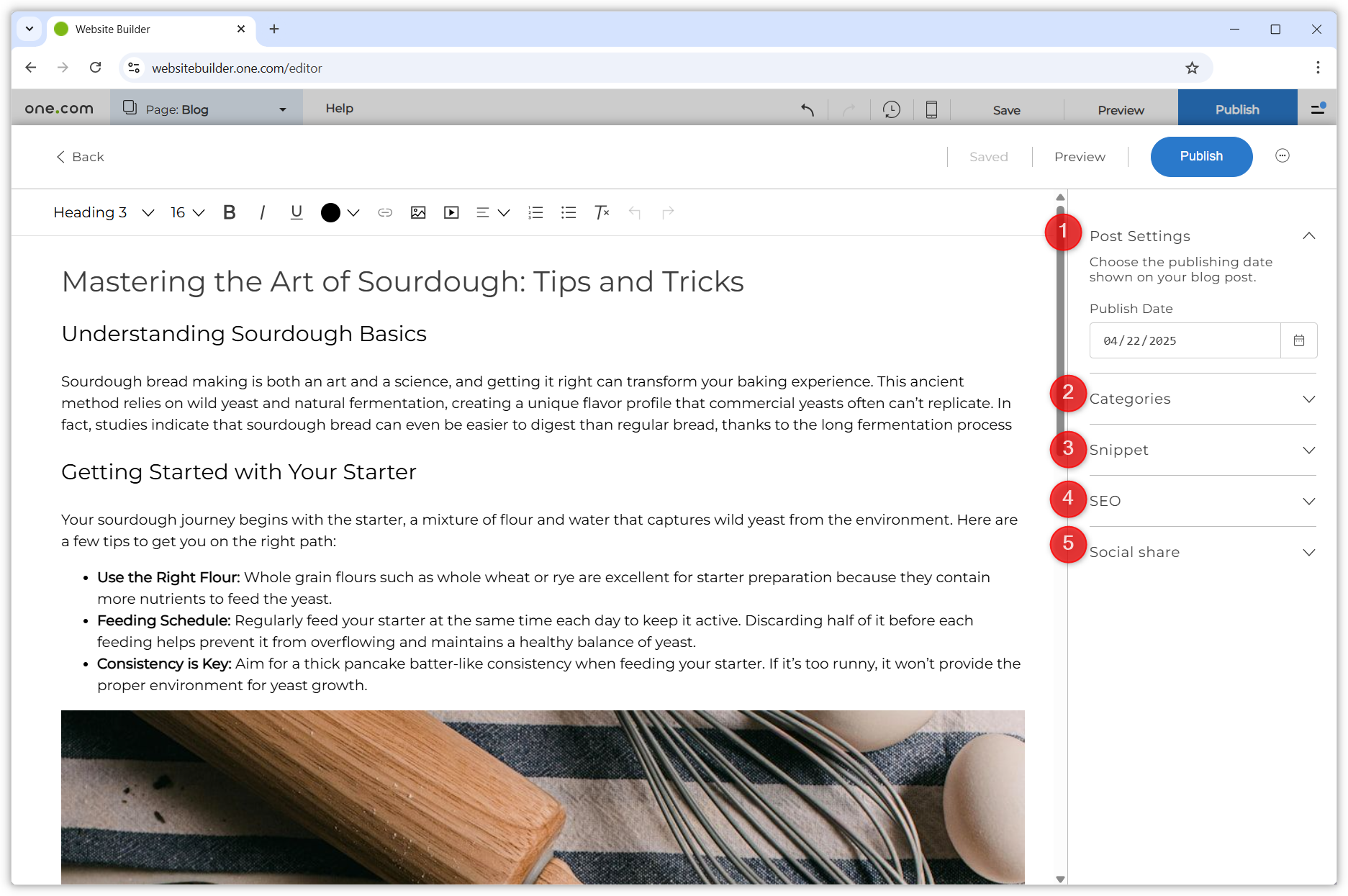 Screenshot van een bericht in de geopende blog-editor. Vijf rode genummerde stippen wijzen naar de verschillende dropdown menu-opties aan de rechterkant.