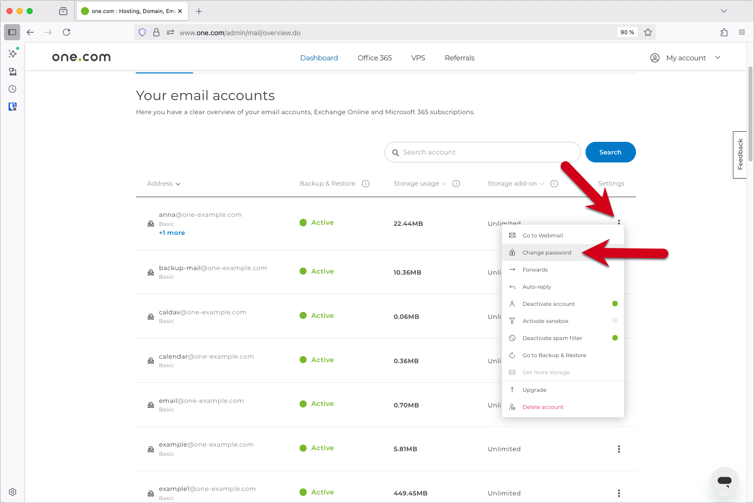 Overzicht van e-mailbeheer in het Configuratiescherm, met een lijst van e-mailaccounts. Een pijl wijst naar de drie puntjes en een andere pijl markeert de optie "Wachtwoord wijzigen" in het dropdownmenu.