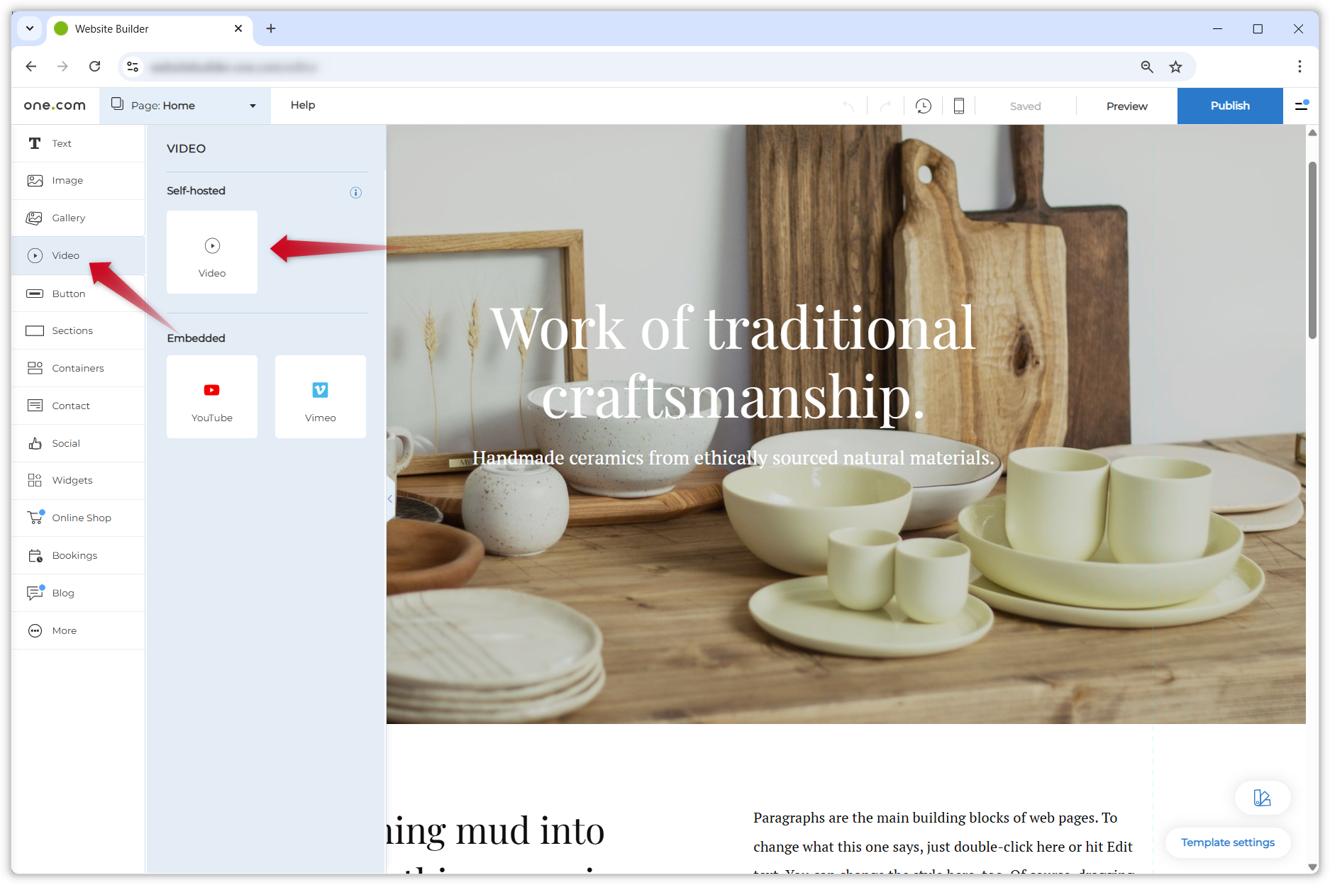 Screenshot che mostra l'editor di Website Builder. L'elemento video è aperto nel menu a sinistra e una freccia rossa indica l'opzione "video ospitato autonomamente".
