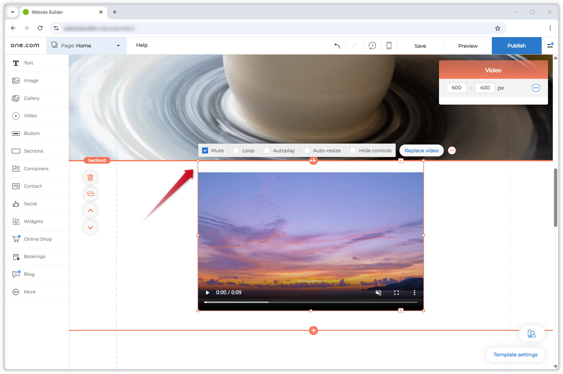 Screenshot che mostra il video che è stato aggiunto all'area di lavoro di Website Builder. Una freccia rossa indica il pannello delle proprietà.